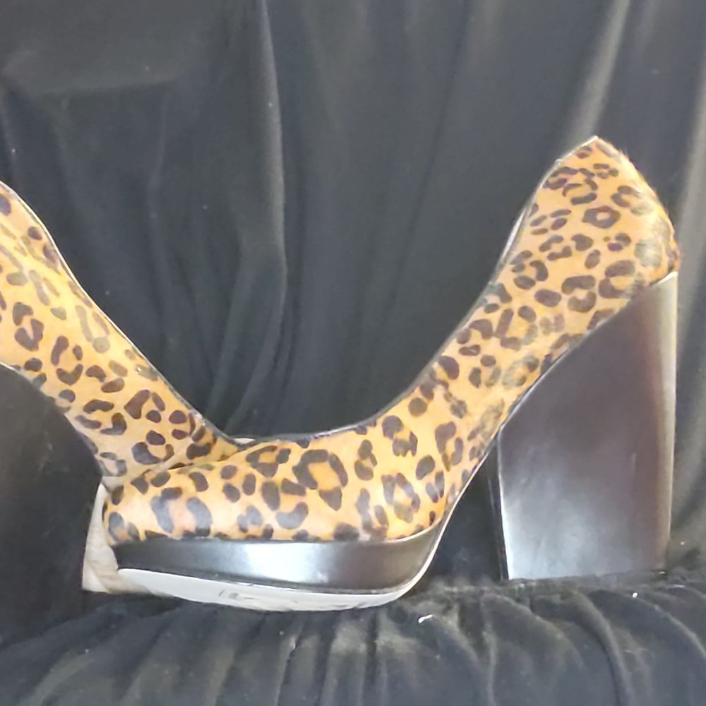 BRAND NEW - NW Boutique 9 - Animal print fur - leather chunky heel - size 6.5